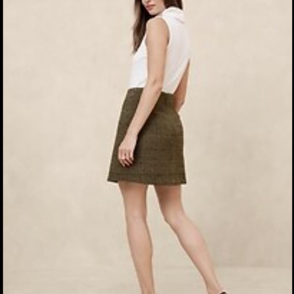 BR Green Knit Mini Skirt w/ small Slit - Picture 2 of 5